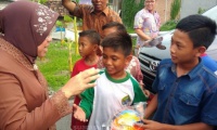 Risma Dihadang Anak – Anak Untuk Bermain Bola Risma Dihadang Anak – Anak Untuk Bermain Bola
