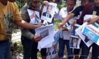 Sebut Jerusalem Ibukota Israel, Aktivis Ramai-Ramai Bakar Buku Sebut Jerusalem Ibukota Israel, Aktivis Ramai-Ramai Bakar Buku